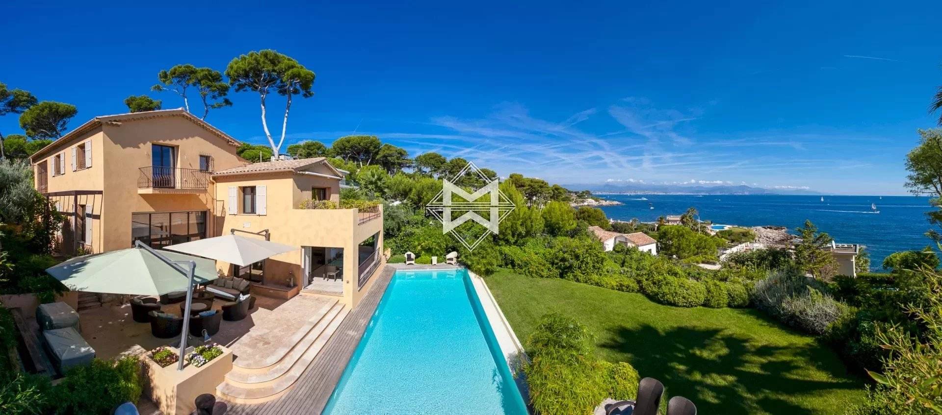 Splendid property with a sea view