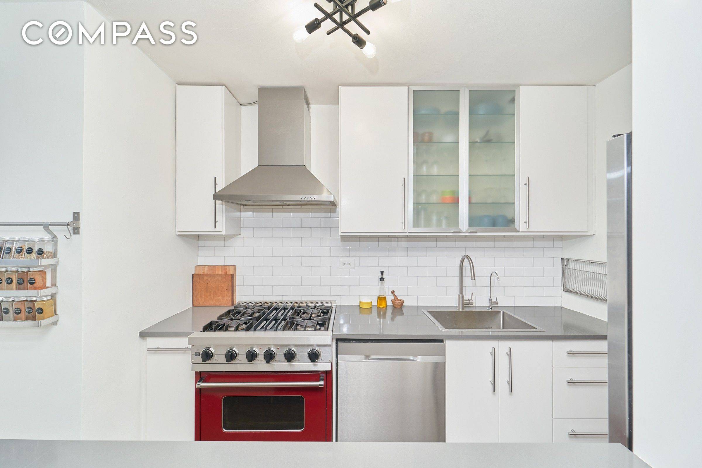 Welcome home to this delightful one bedroom that is located in the heart of Downtown Brooklyn !