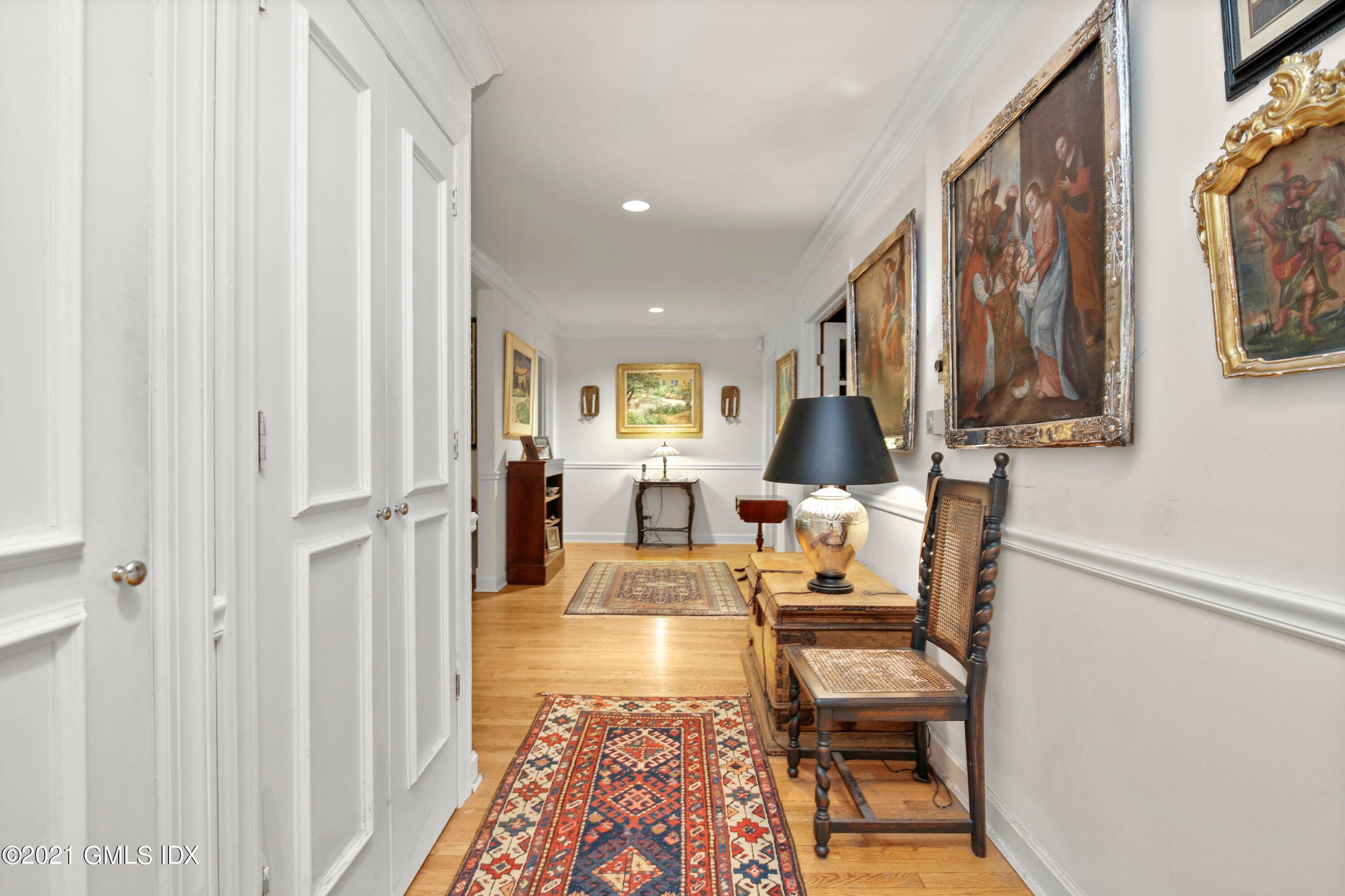 Set behind stately hundred year old gates and bluestone walls is this elegant unit, offering single level living as well as very well proportioned rooms with 9' ceilings, hardwood floors ...
