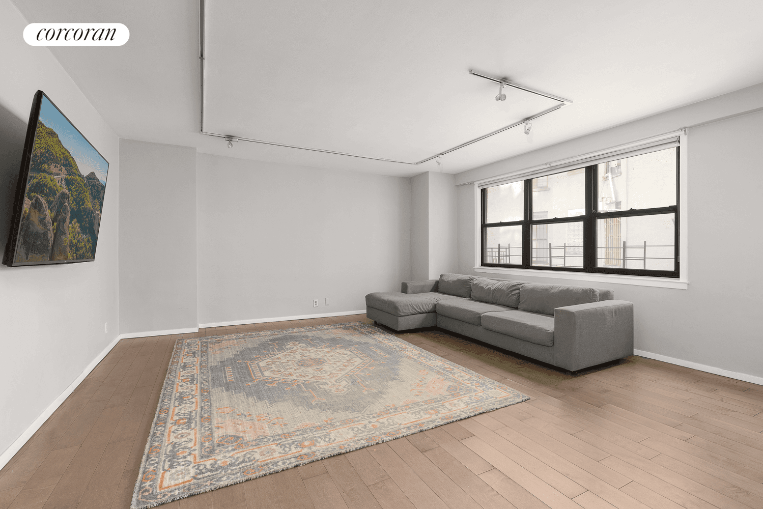 201 East 28th Street 4R The Chesapeake House is a spacious one bedroom apartment with oversized living dining in Kips Bay.