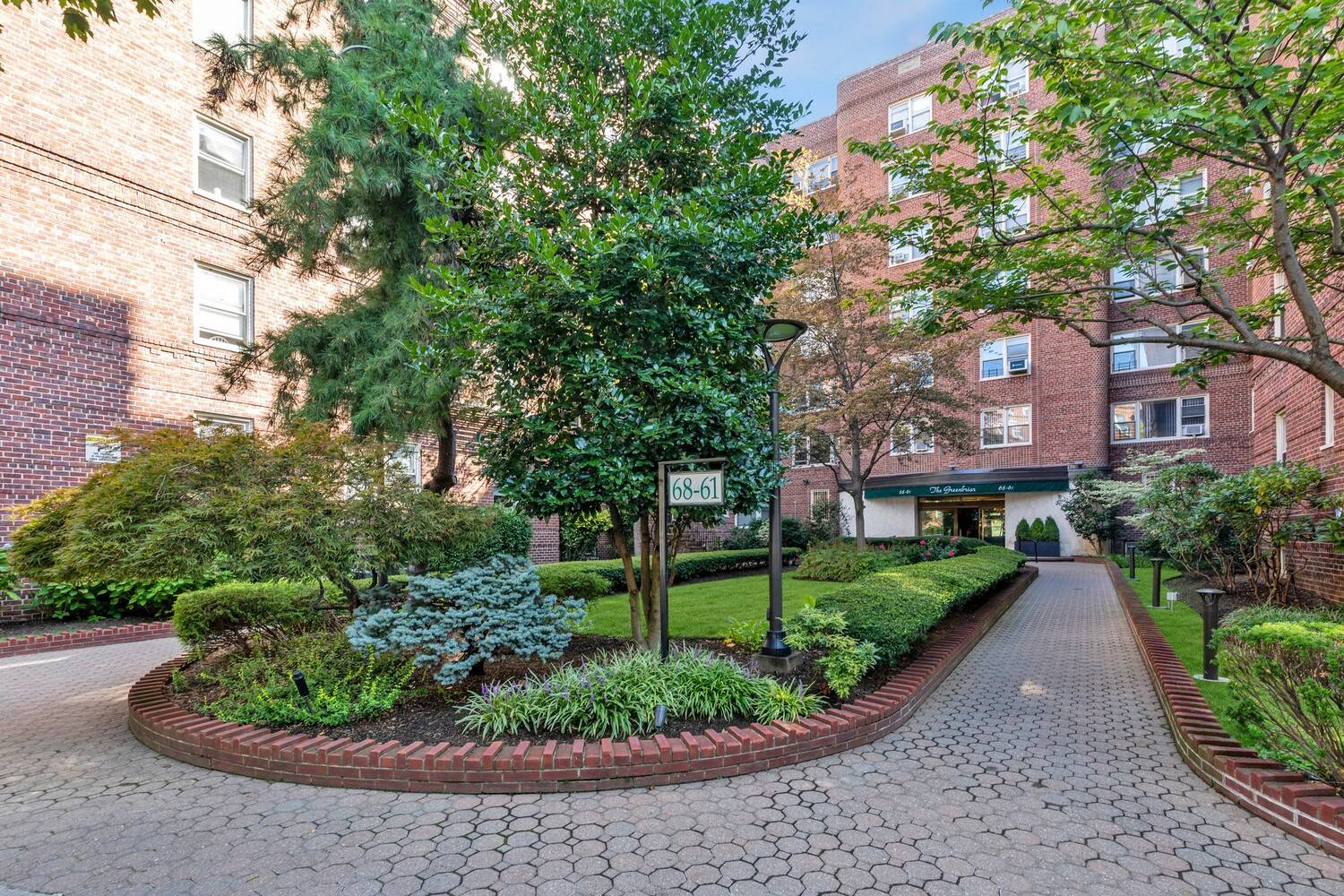 The Greenbriar Spacious 3 Bedroom with Terrace in the Heart of Forest Hills Welcome to The Greenbriar, one of Forest Hills most sought after full service co op buildings, complete ...