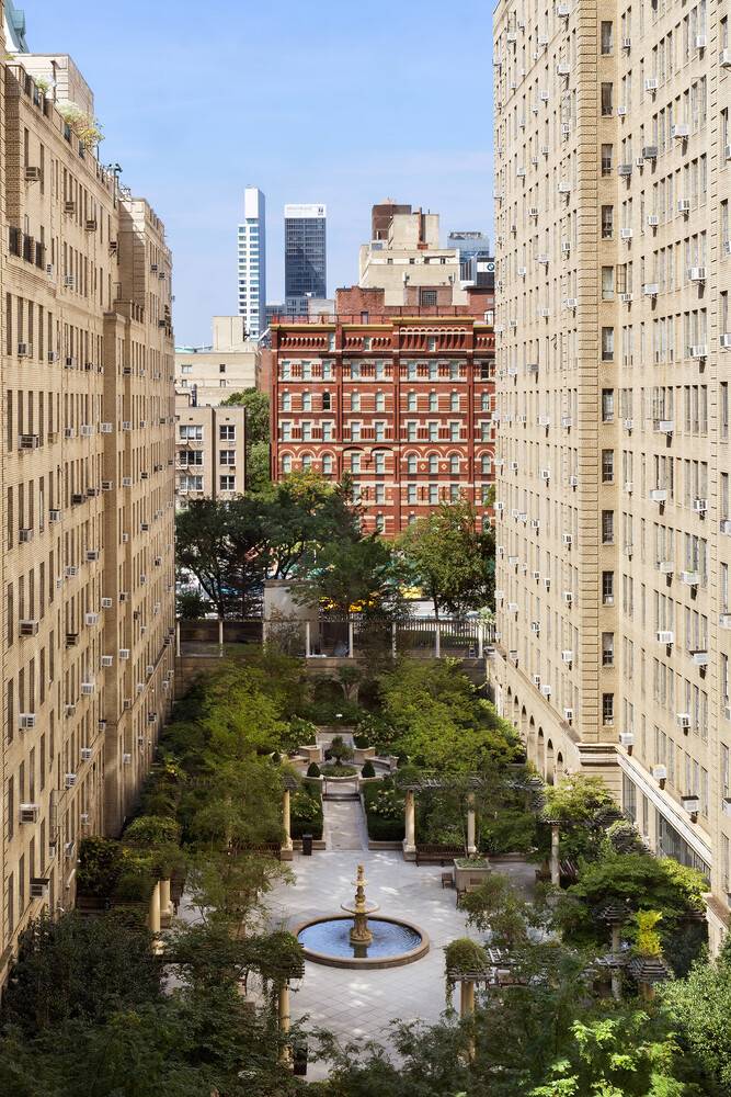 Welcome to the Lofts at the Sheffield Condominium, this rare and unique designer residence is one of the few in the building that feature soaring 11 foot ceilings.
