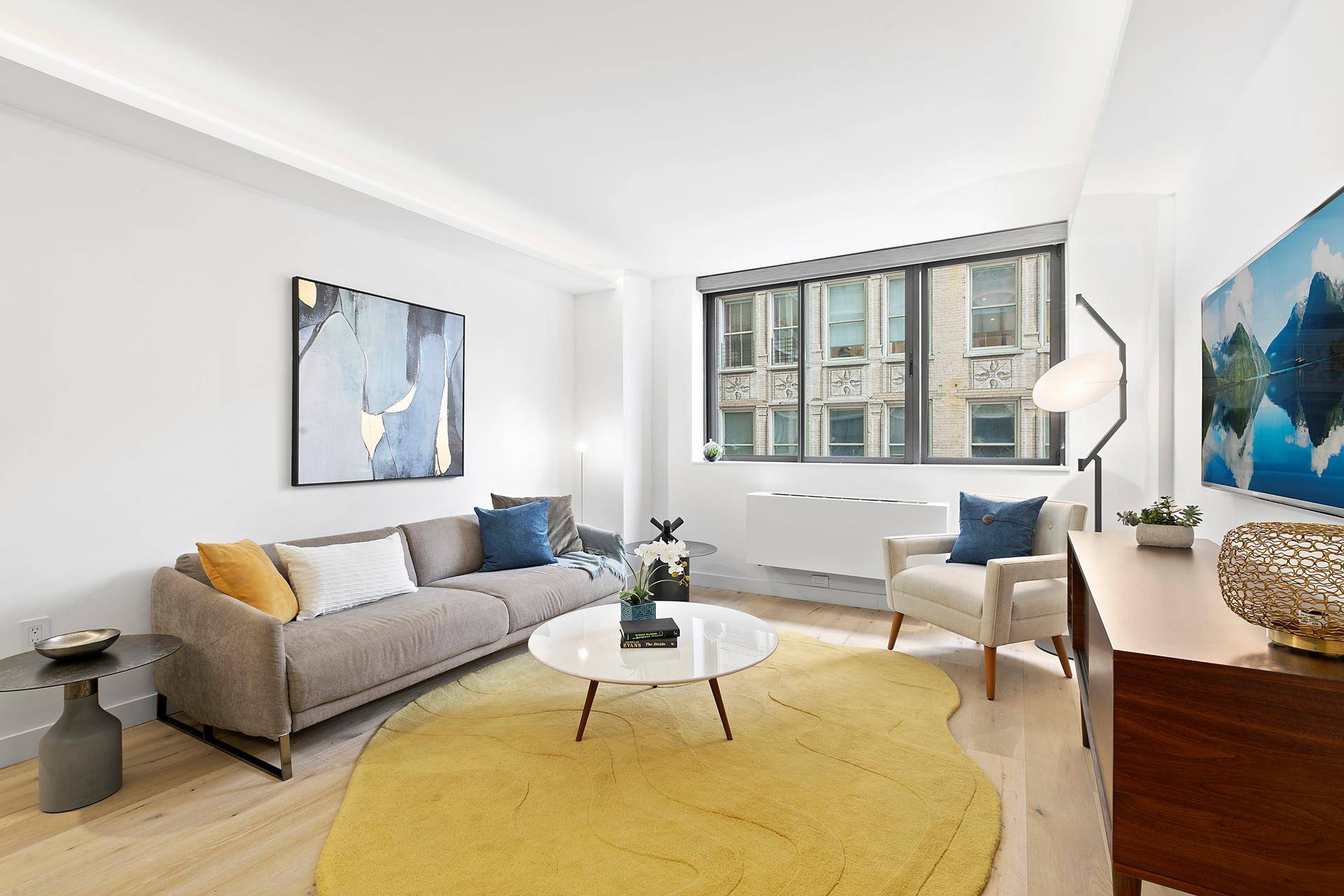 Located in the heart of the Flatiron District, on what is one of the best blocks in Manhattan, this exceptionally bright south facing one bedroom condominium is in mint condition ...