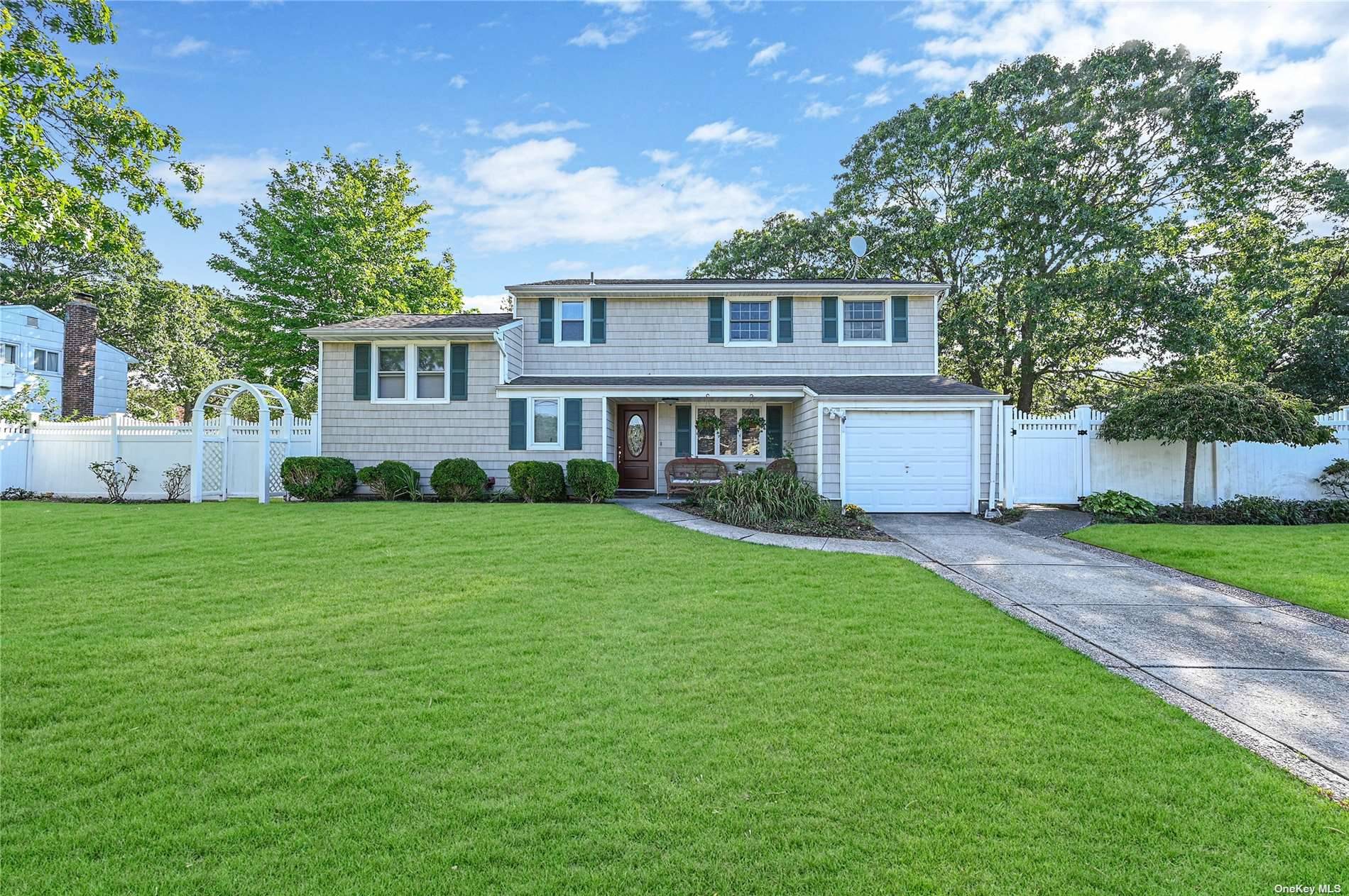 Come see this stunning sprawling colonial !