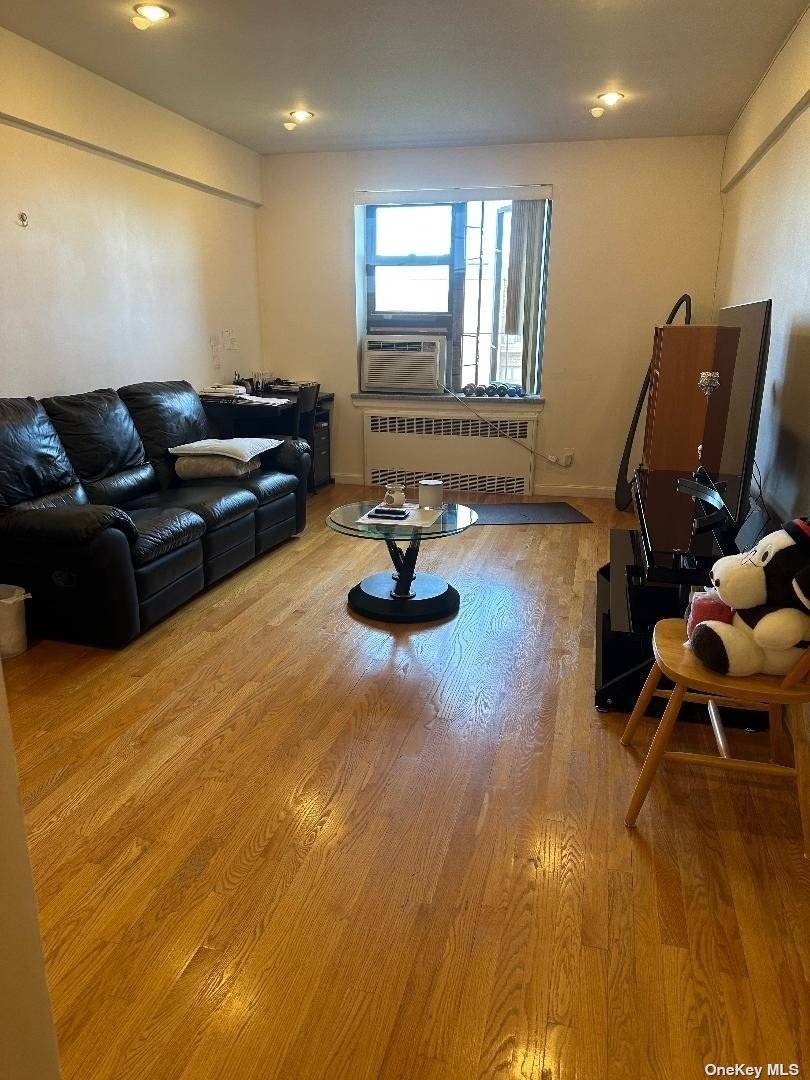 Great Location ! ! ! Large 1 Bedroom Apartment About 780 Sq Feet.