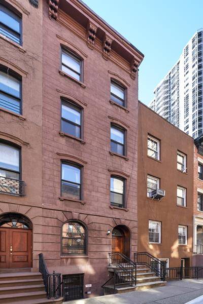 Kips Bay Townhouse with Superb Garden Duplex and Stunning PenthouseDesirable Renovated Units with Huge Garden, Terrace, and Roof Access with Incredible Skyline ViewsLocated on a quiet, unassuming Midtown block, this ...