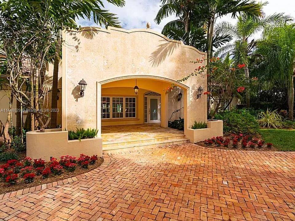 PRIVACY LUXURY SECURITY Escape to your Lushly Landscaped 2 Story Resort Villa, in Prime North Pinecrest.