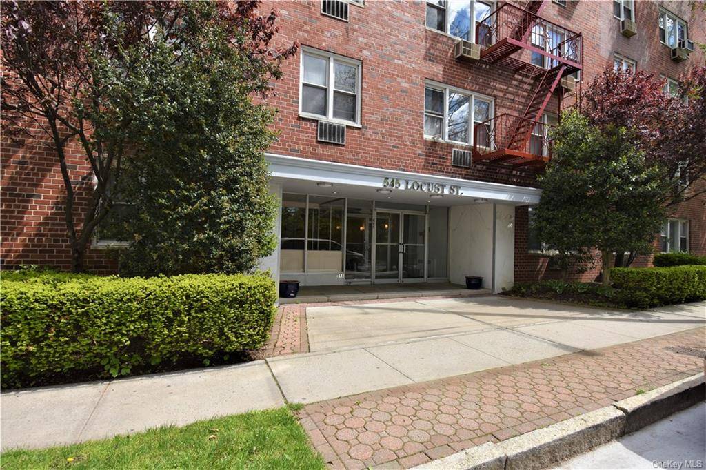 Commuter friendly ! Beautiful large well maintained one bedroom unit.