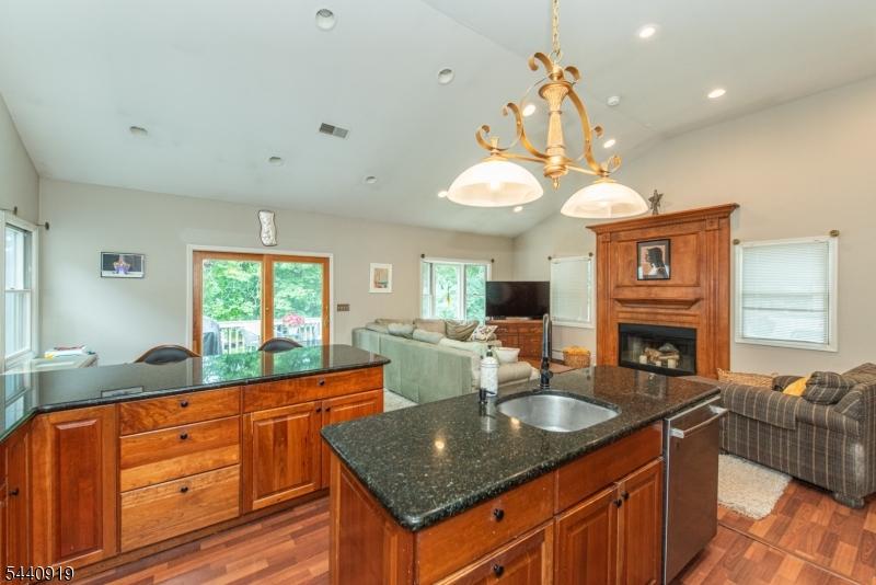 Kitchen High Cealings/granite