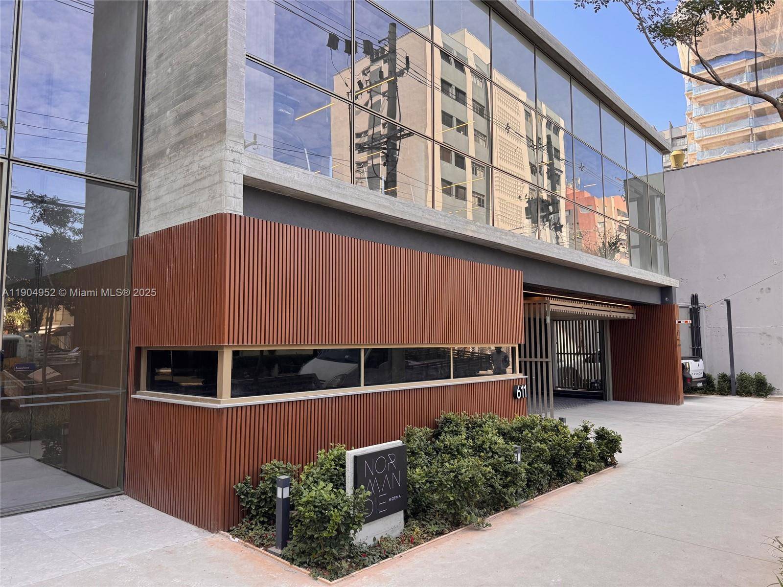 Experience contemporary elegance at Edifi cio Normandie Moema, an exclusive new development in Sa o Paulo s most sophisticated neighborhood.