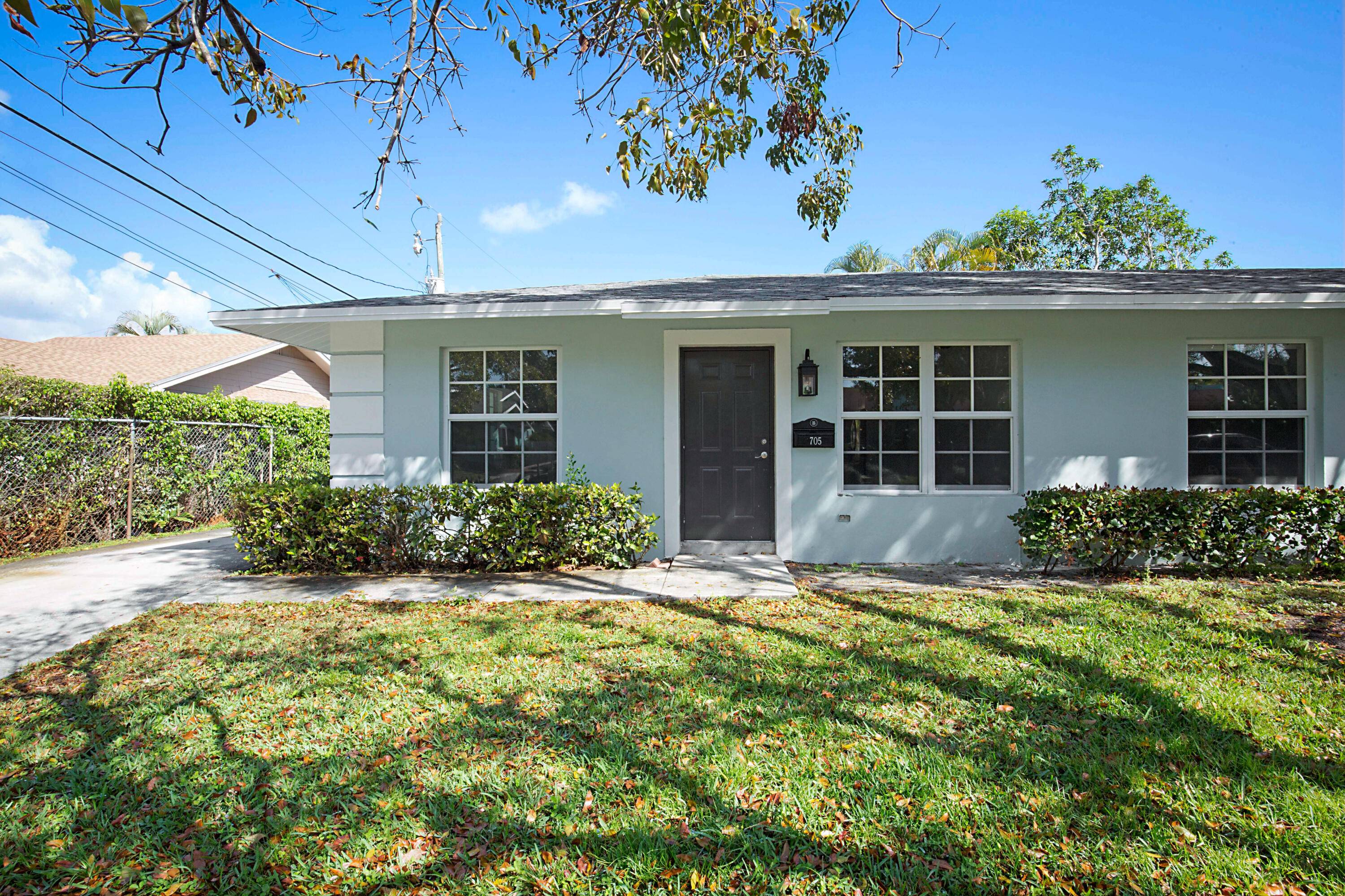 Rarely available, immaculate 2bedroom 2bath duplex in the coveted Grandview Heights neighborhood in Downtown WPB.