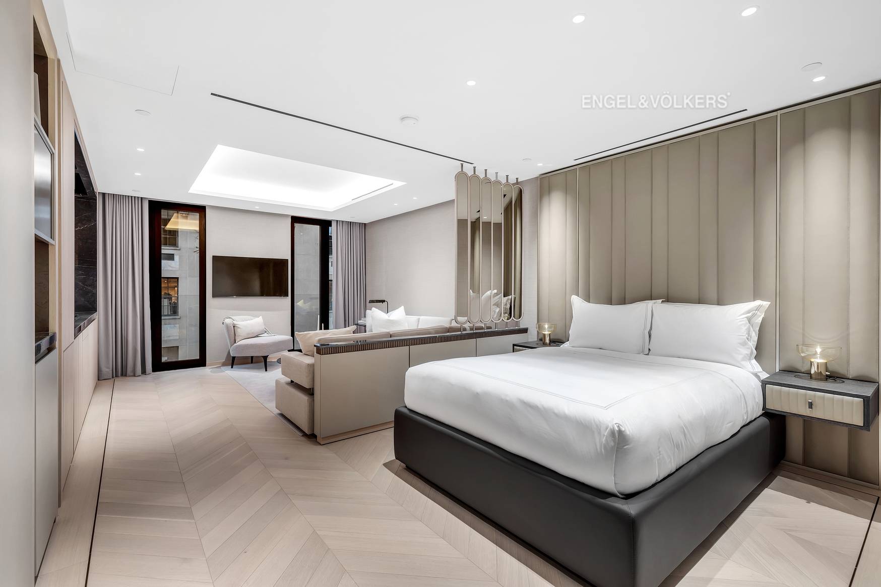 Great Opportunity for Luxury Hotel Living at Half the Price Introducing 10D, a meticulously appointed, fully furnished studio suite residence at Mandarin Oriental Fifth Avenue, renowned for exclusivity and security, ...