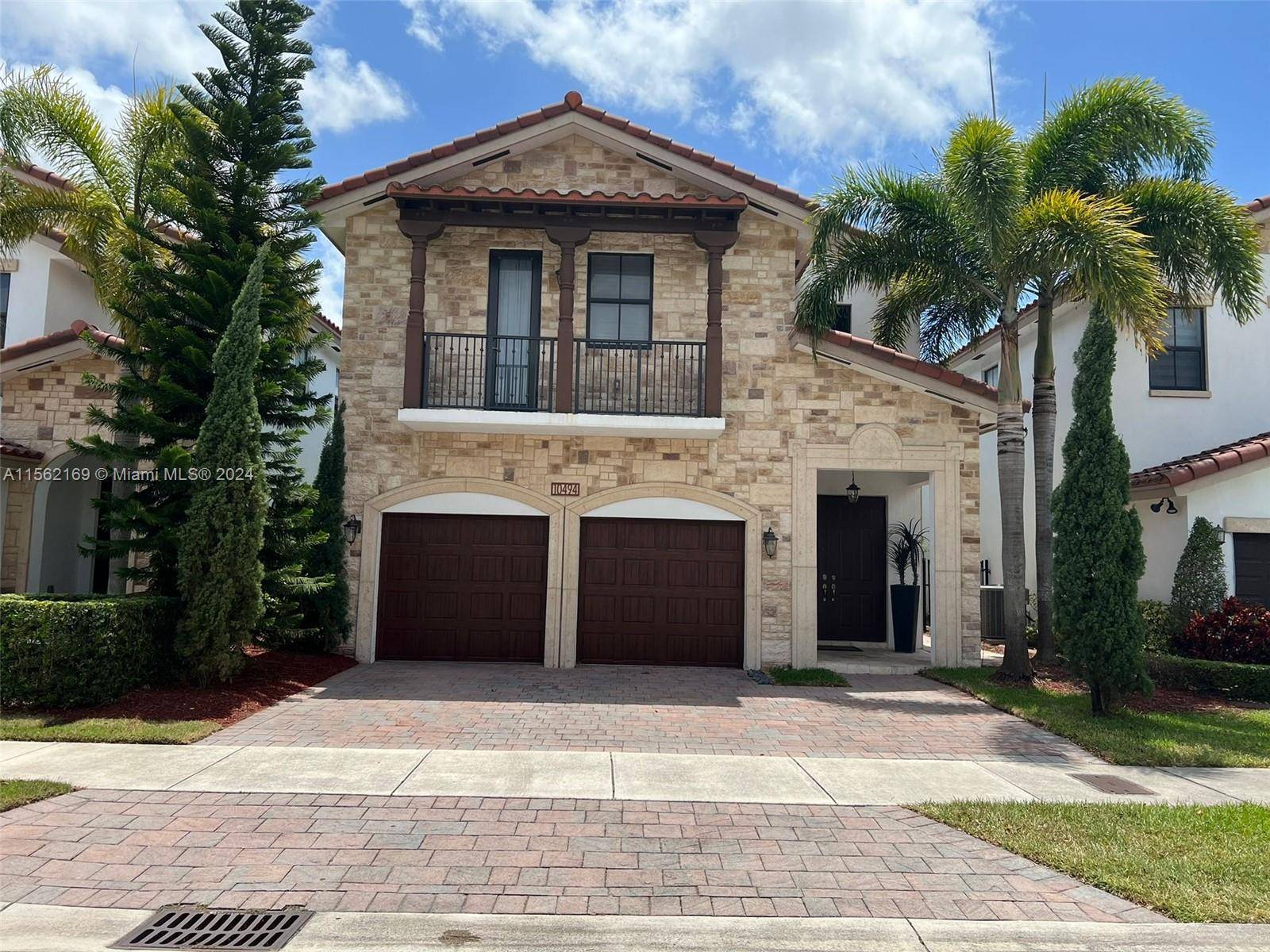 Spectacular single family home, in the exclusive Community of Vintage Estates, 5 bedrooms, 4 bathrooms, title in the first floor and carpet in the second floor.