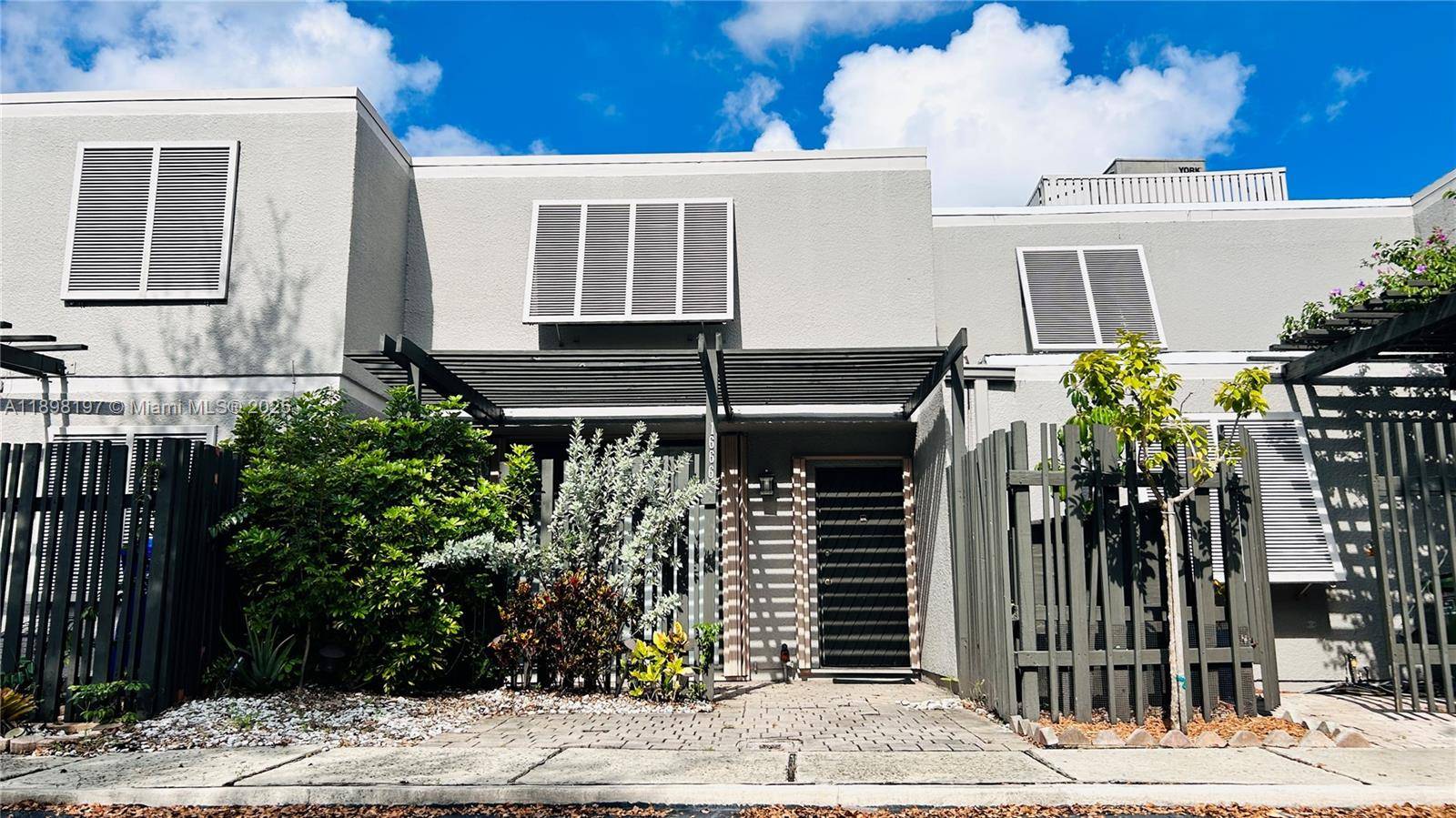 Beautiful 2 bedroom, 1. 5 bath townhouse in the desirable Villas Lakes community of Pembroke Pines.