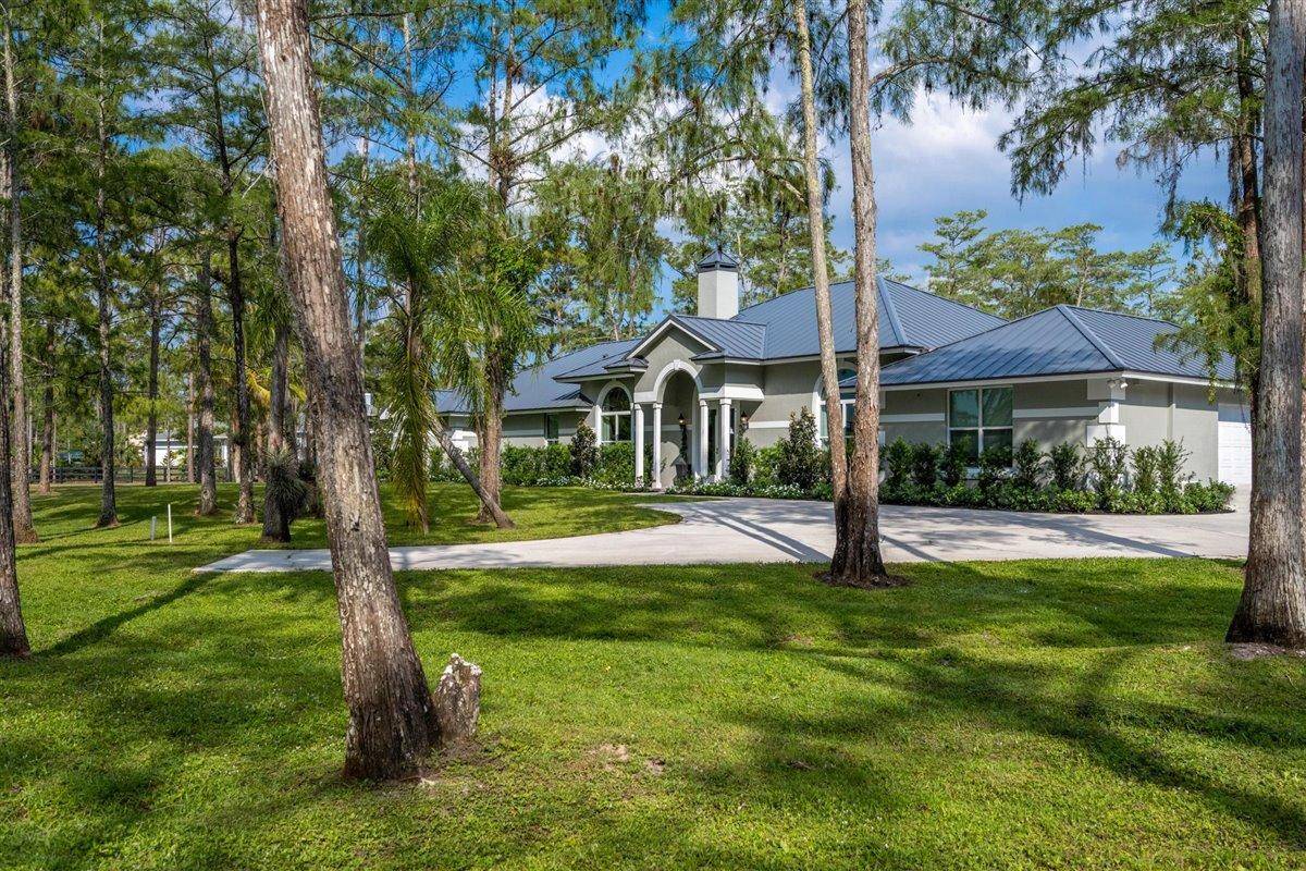 This stunning 4 bedroom, 4 bathroom pool home is extremely private, sitting on 5 acres in the equestrian Homeland community.