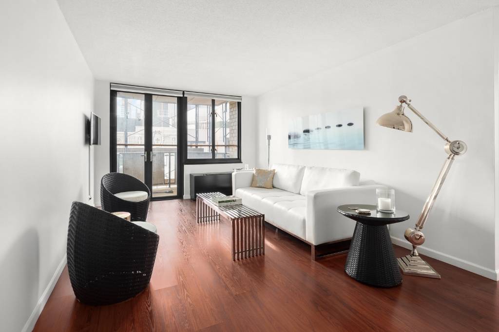 Sun drenched, high floor 1 bedroom with a large balcony overlooking Park Avenue South.