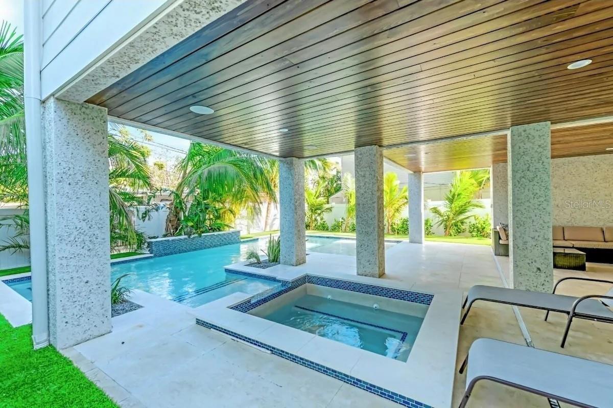 2403 Avenue C, Bradenton Beach, FL MLS#A4684030Sun and shade!