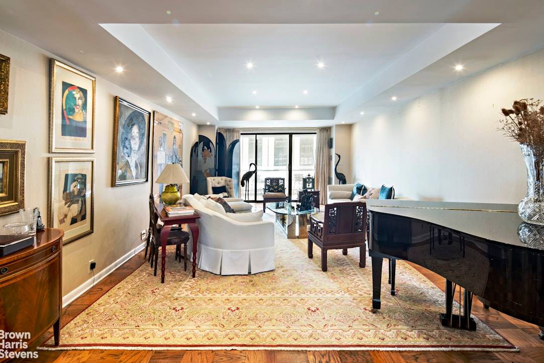 Elegant Classic 6 with Balcony and Stunning Light in The Sovereign Located in one of Manhattan's premier post war cooperatives, this gracious Classic 6 residence at The Sovereign offers approximately ...