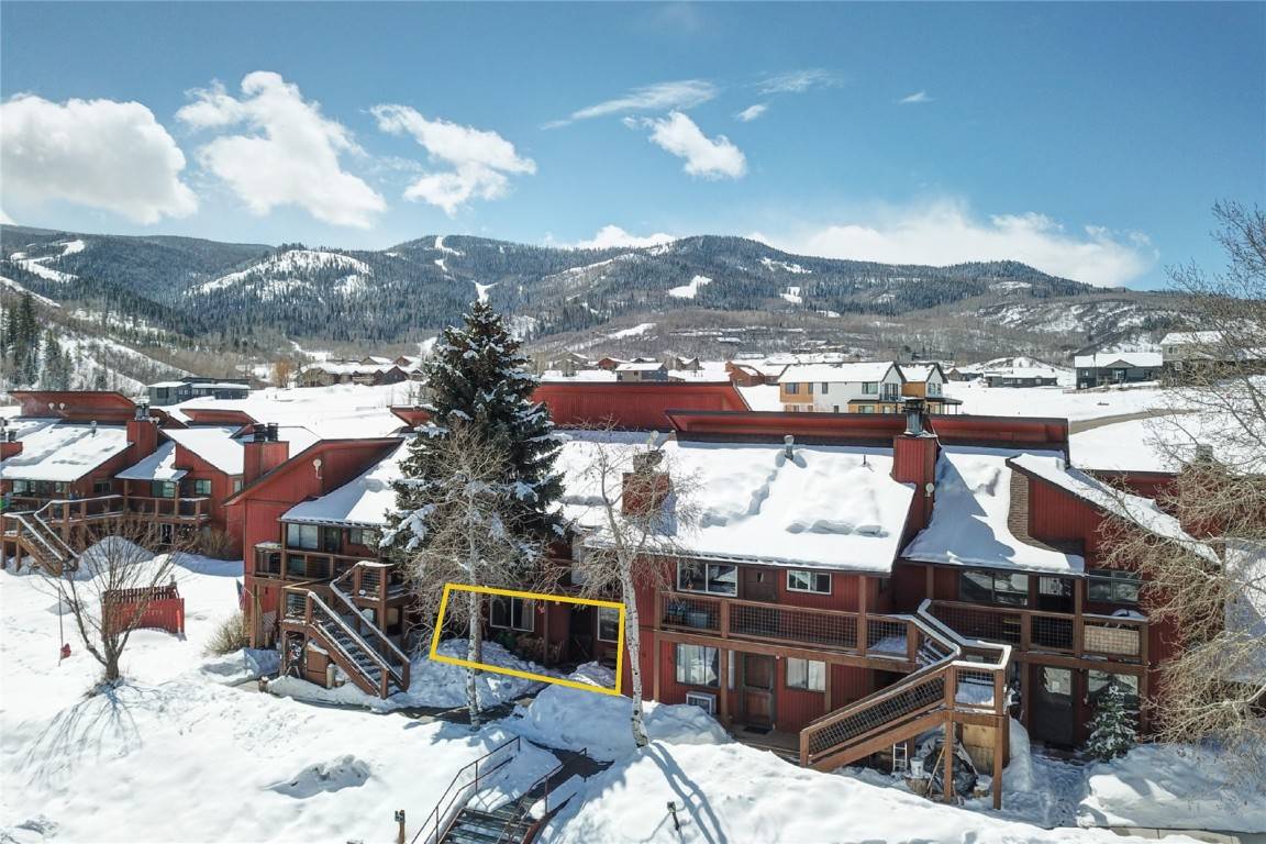 Nestled in between Stagecoach Reservoir and the old Stagecoach Ski Area, this ground level, 3 bedroom 2 bathroom Wagon Wheel Condo is the basecamp for adventure.
