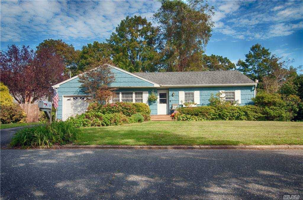 Make this lovely ranch in the Lakeland area your own.