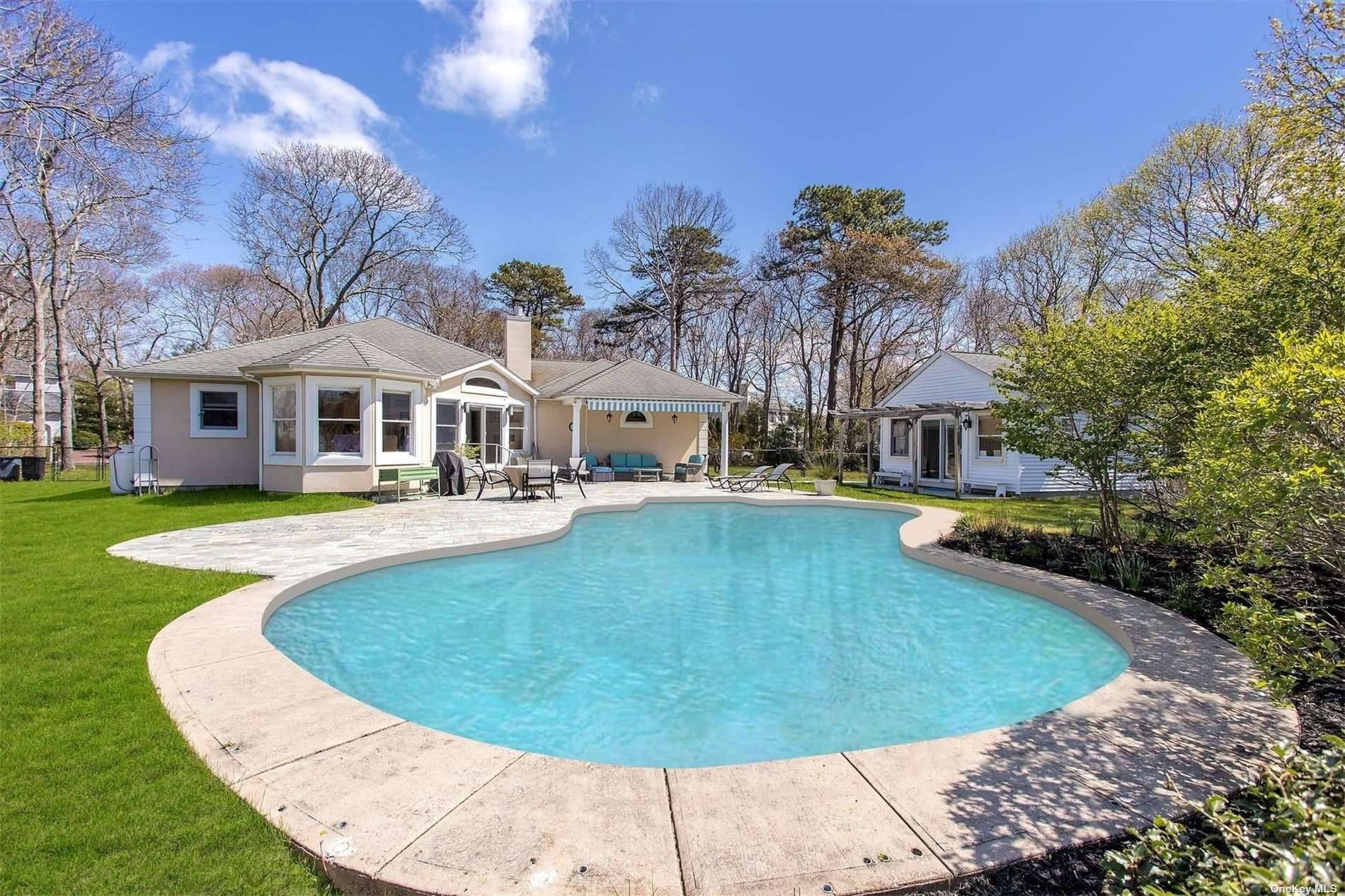 This perfect getaway in Hampton Bays epitomizes Summer in the Hamptons with its close proximity to all the gorgeous bay beaches, restaurants, and shops.