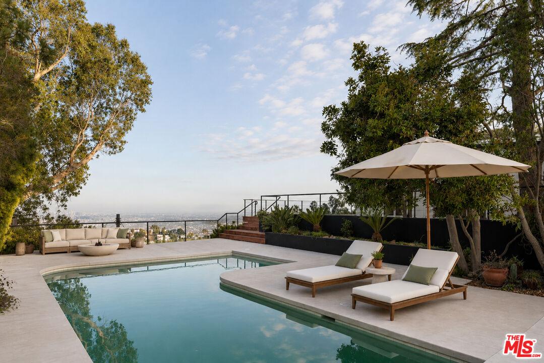 Pool area with views - Digital