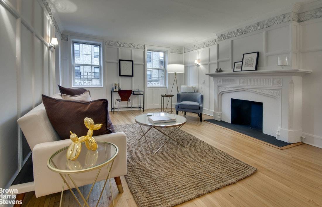 NO BOARD APPROVAL ! Prime Brooklyn Heights one bedroom co op apartment is a classic prewar beauty.