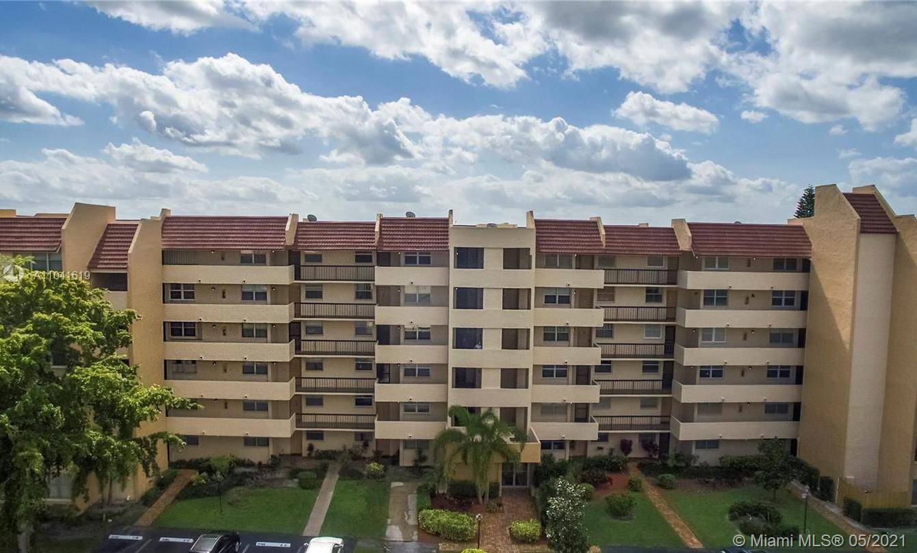 BEAUTIFUL AND BRIGHT 2 BEDROOMS AND 2 BATHS WITH SPLENDID VIEW OF GOLF COURSE FROM ENCLOSED PATIO SPLIT BEDROOMS WITH WALK IN CLOSETS CERAMIC FLOORS MAINTENANCE INCLUDES WATER, SEWER, PEST ...