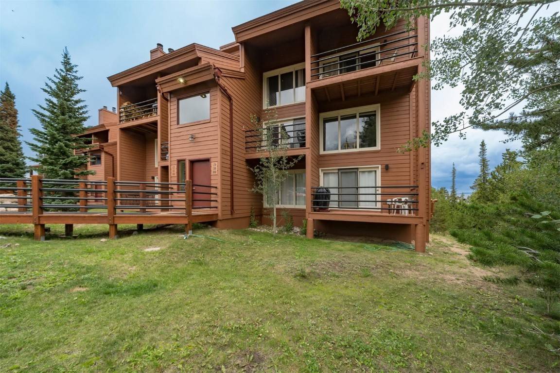 Turn key END UNIT. Move in begin enjoying the fabulous amenities and hiking trails !