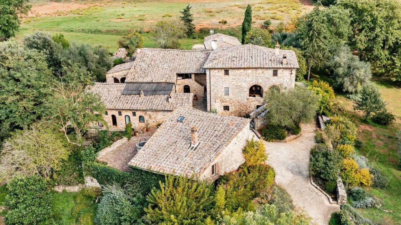 For sale in Tuscany, Siena, In unique location large farm in Sovicille with restored country houses, outbuildings, pool, olive groves, woodland