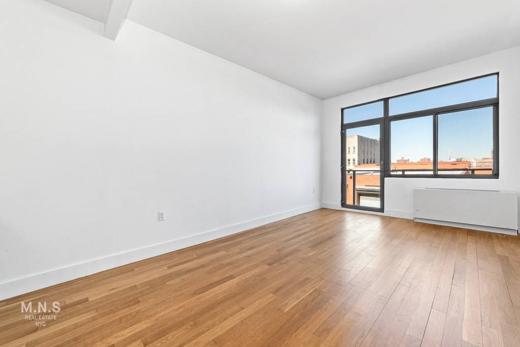 Beautiful One Bedroom Apartment with Balcony Available in Prime Crown Heights !
