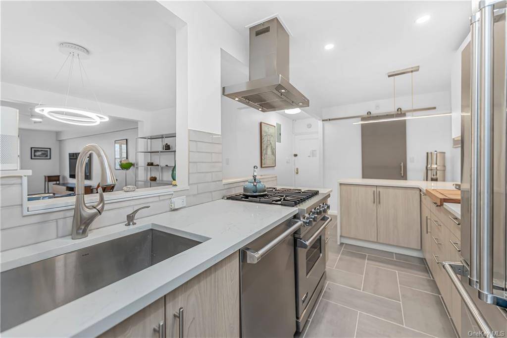 ONE OF A KIND BROKERS PRESENTS RECENTLY RENOVATED 2 BEDROOM WITH TOP NOTCH APPLIANCES BY VIKING WITH WARRANTY, ELFA CLOSETS THROUGHOUT THE UNIT WITH 8 TOTAL CLOSETS AND 3 WALKING.