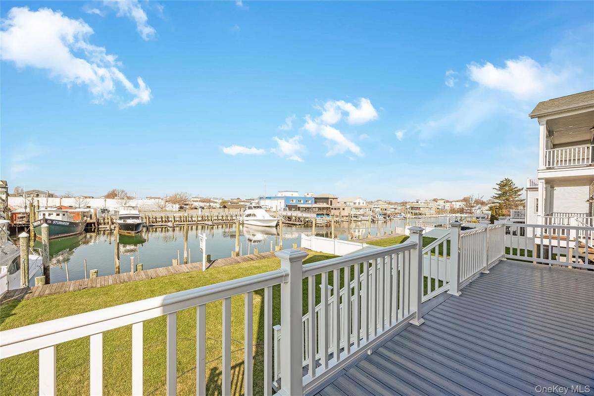 Deck Overlooking Canal Amazing Sunset Views !!!!