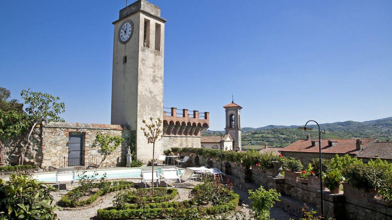 Prestigious historic villa for sale in Monterchi, province of Arezzo, with garden, swimming pool and original ancient elements.