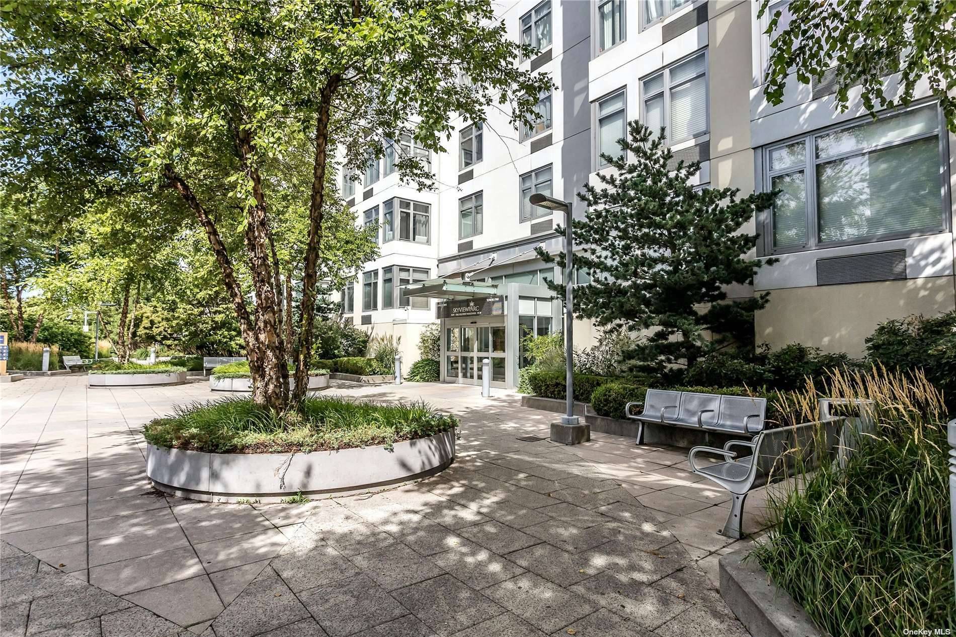 Prime Location ! A Gorgeous Large One Bedroom Condo with City View in Skyview Parc, A Luxury Condominium Complex in Downtown Flushing.