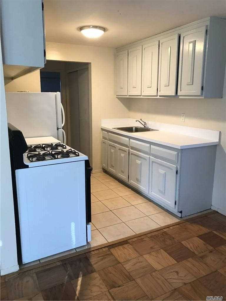 Location ! ! Quiet and Private Corner unit ; Located on a dead end st in residential area ; Large 1 bedroom in HHH school district ; open floor plan ...
