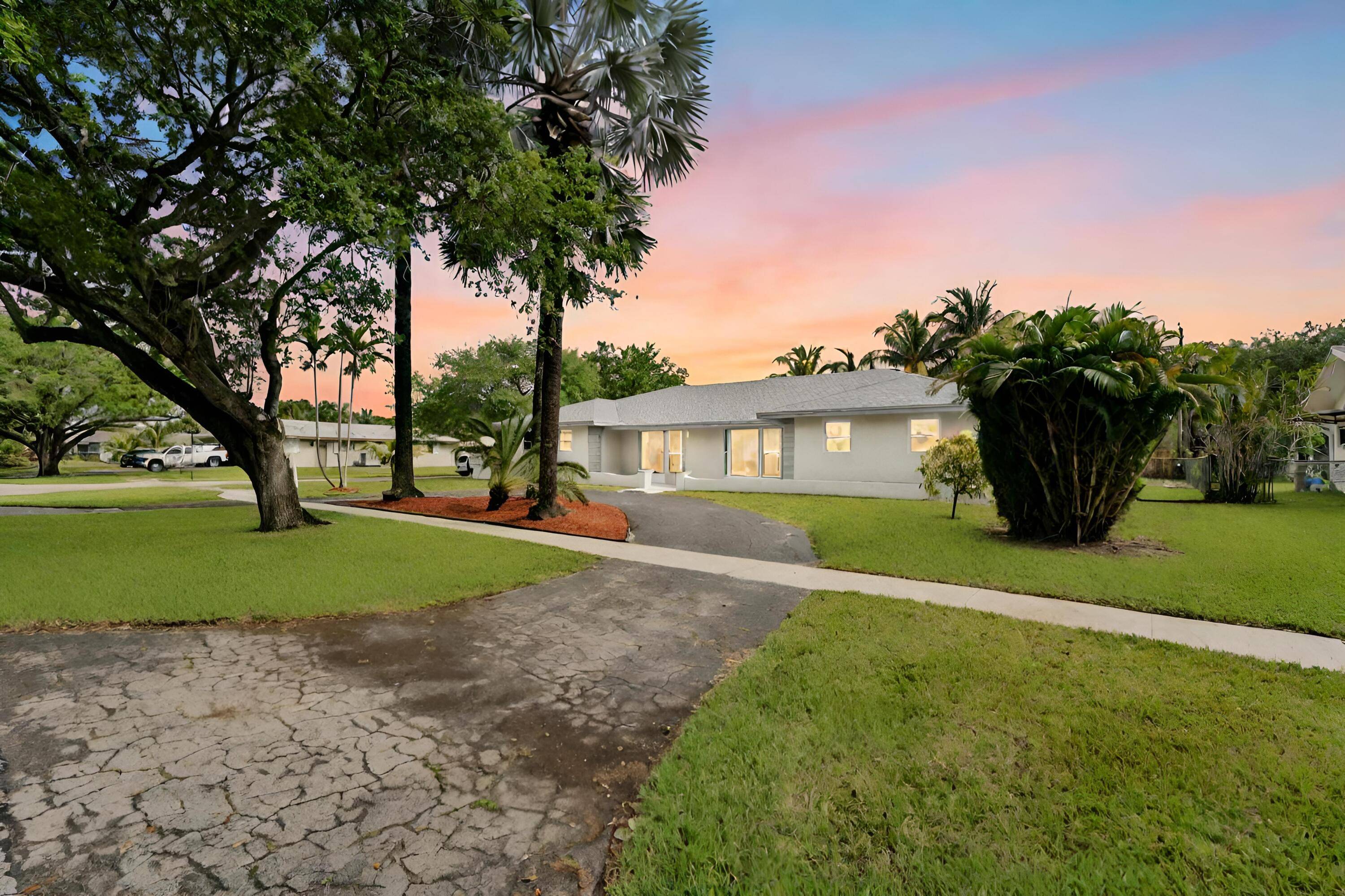 Discover this standout residence in Plantation, a RANCH STYLE LUXURY POOL HOME situated on an OVERSIZE CORNER LOT.