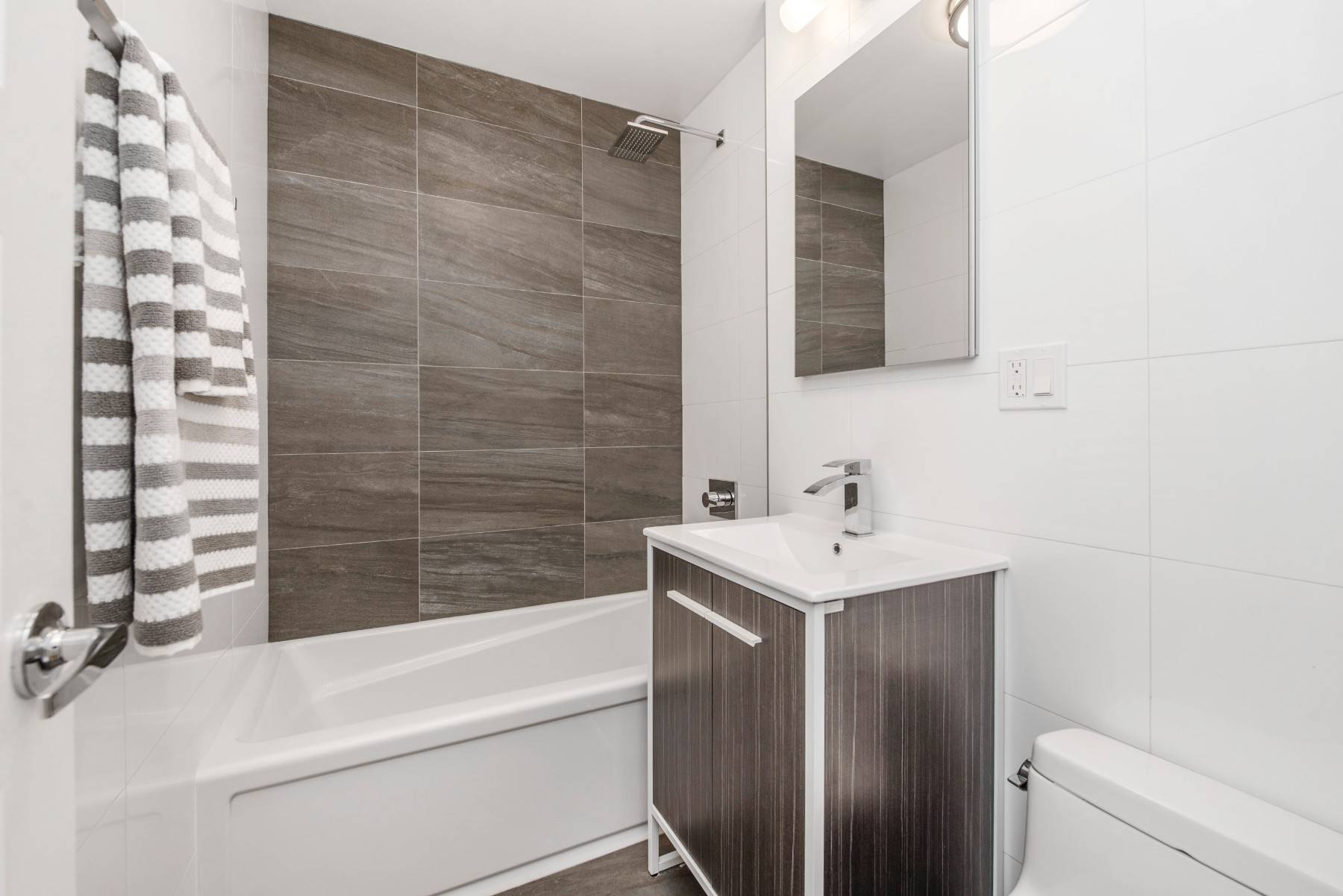 This modern, newly renovated alcove studio features new oak hardwood floors, a spacious living room, separate kitchen with stainless steel appliances and a glass tiled back splash, sparkling new bathroom, ...