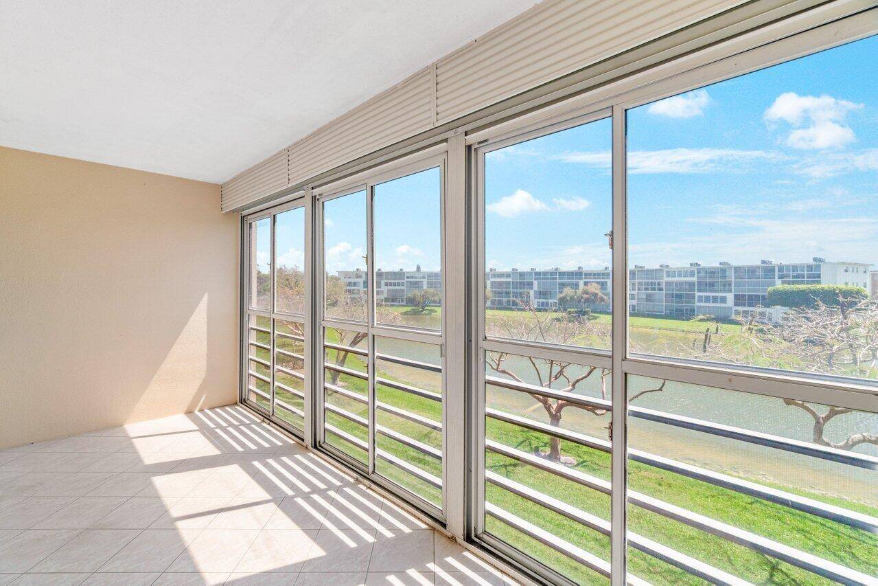 GREAT PRICE FOR THIS 2 2 CONDO WITH PANORAMIC LAKE VIEWS NEXT TO THE ELEVATOR, COURTESY BUS RIGHT ACROSS FROM THE NEWCASTLE POOL.