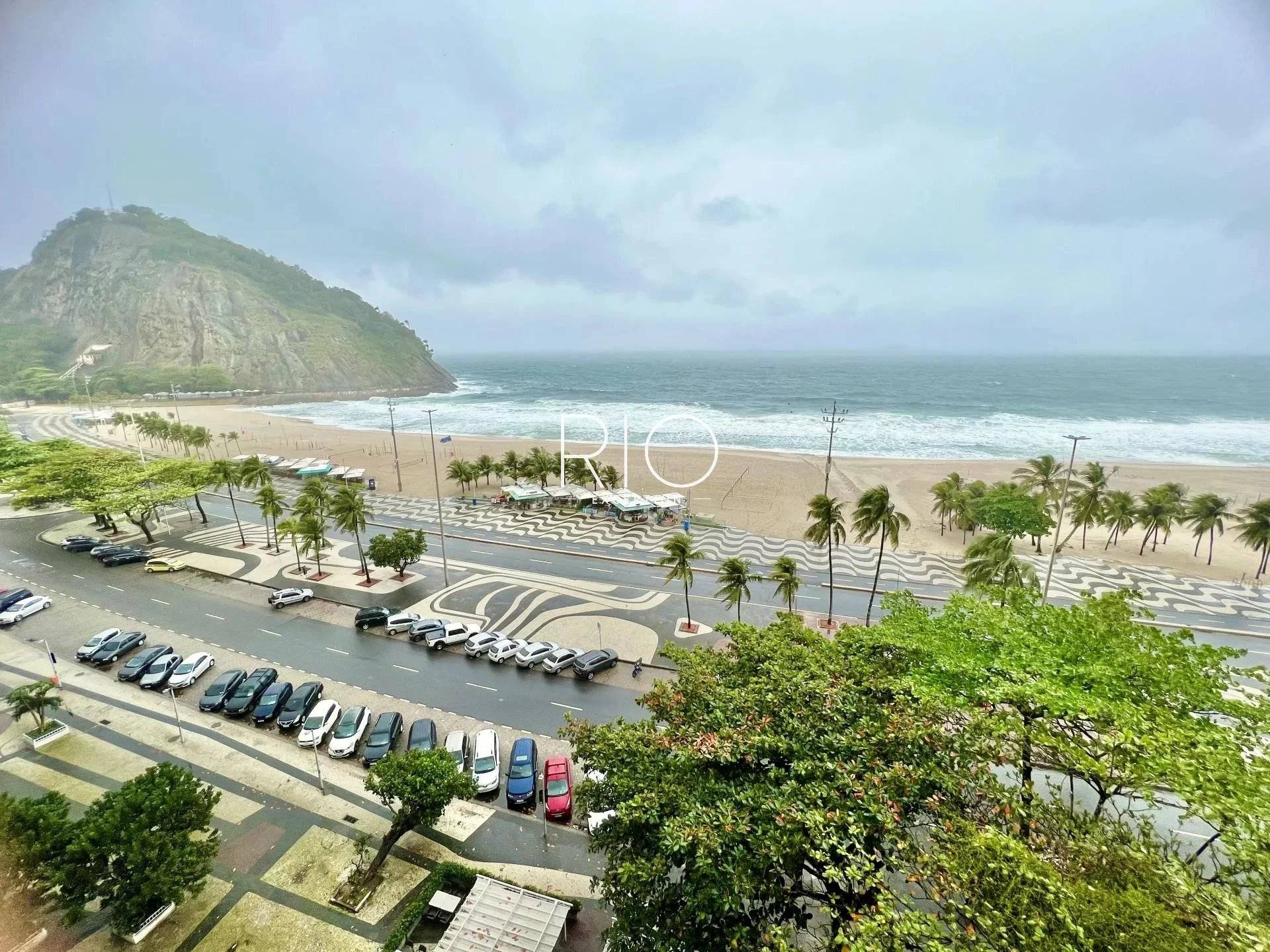 LEME facing the beach - Character apartment to renovate ! 150m2, 3 bedrooms, garage.