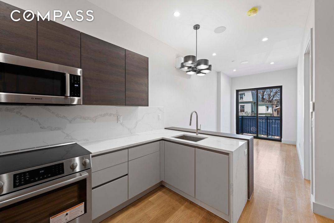 Effortless designer style meets superb craftsmanship in this inviting one bedroom, one bathroom home in a boutique new construction condominium in exciting Bed Stuy.