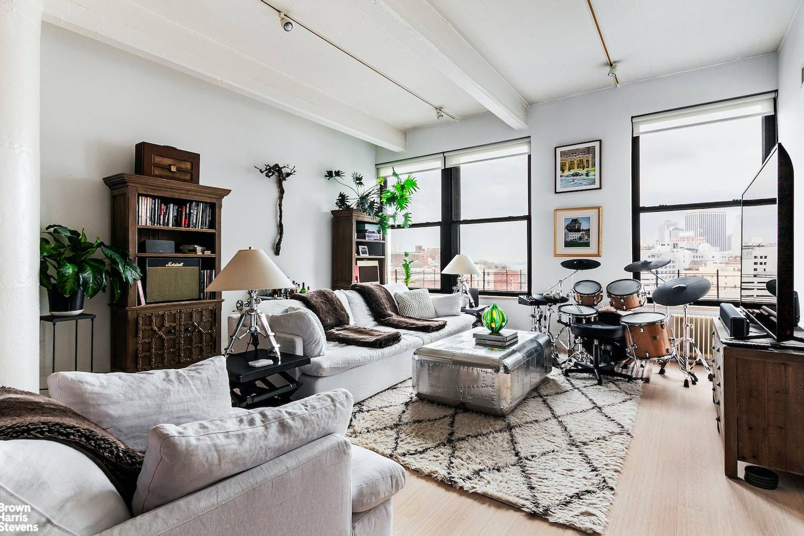 Remarkably spacious and stylish loft, 1417 square foot approx.