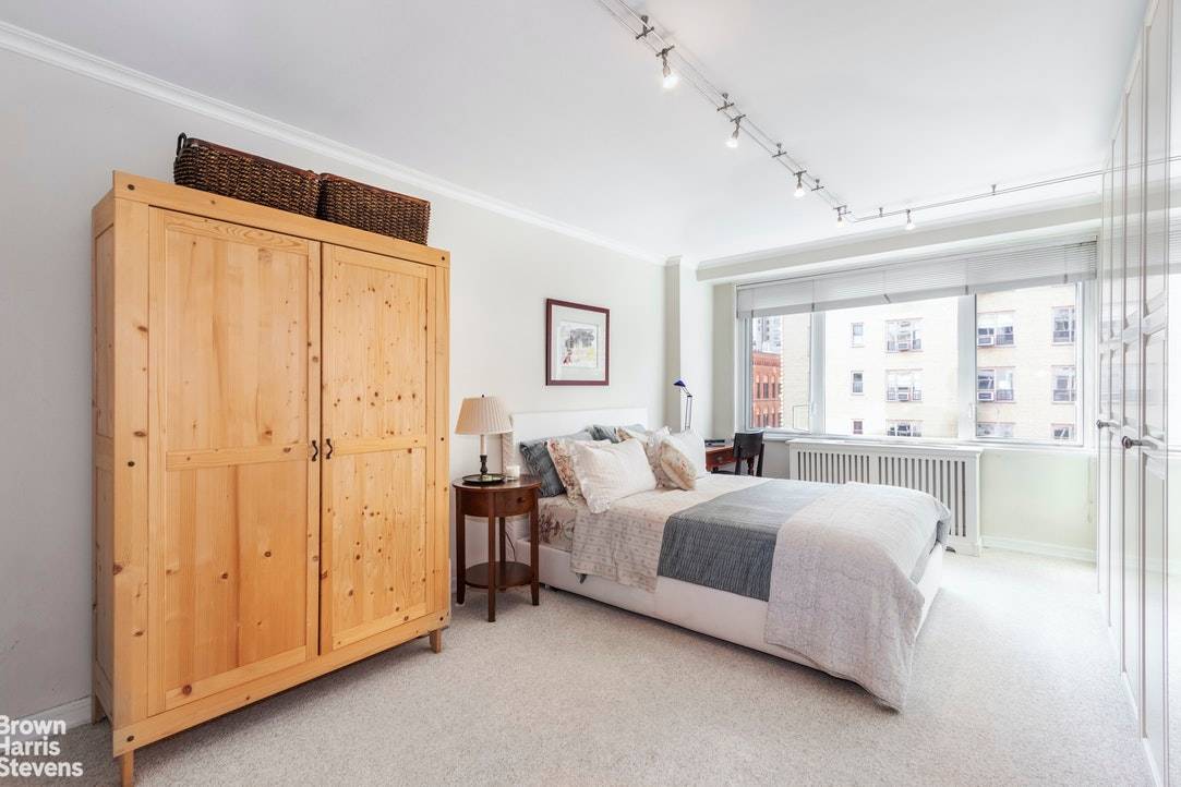 This 2 bedroom, 1 bathroom unit on the seventh floor of 301 East 22nd St, a luxury co op in Gramercy Park, boasts north amp ; west exposures with spectacular ...