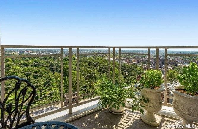 This stunning 26th floor Jr4 two bedroom apartment, bathed in natural light.