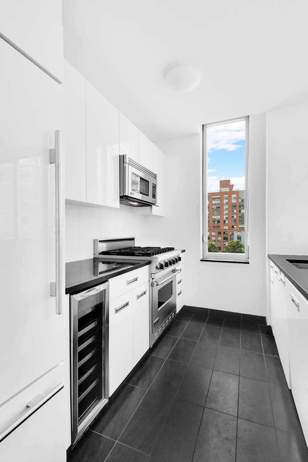 A luminous corner condo rental nestled in the most sought after part of Long Island City, this pristine 3 bedroom, 3 bathroom home boasts a private balcony with incredible views ...