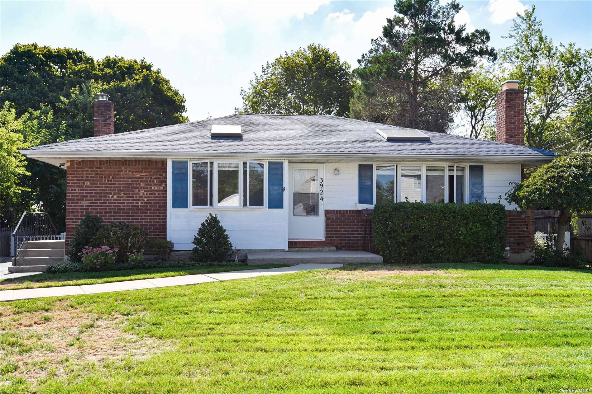 Great midblock location in the heart of Levittown.