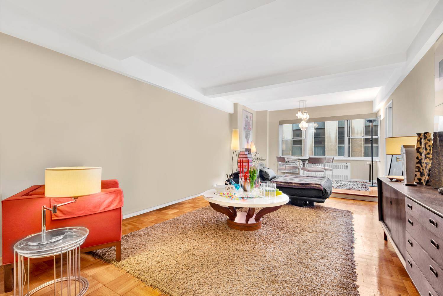 This charming, sophisticated, and light filled studio is perfectly perched at the convergence of Gramercy Park, Union Square, and Chelsea.
