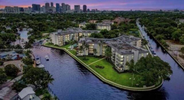 Can be rented immediately Introducing your new residence nestled in the vibrant heart of Fort Lauderdale, situated within the coveted River Reach community !