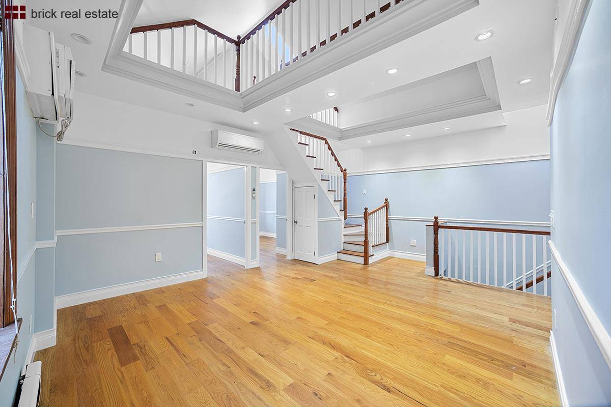 It is not often that the opportunity presents itself to purchase the top half of a town house, on one of Kensington s best blocks.