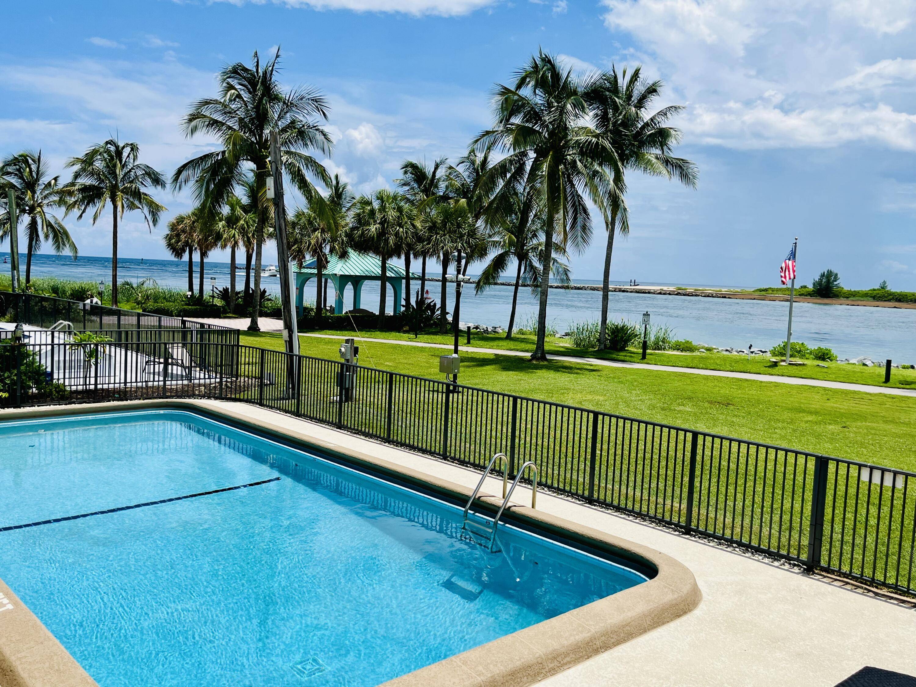Welcome to this cozy 2nd floor apt w captivating partial views of the inlet intracoastal.